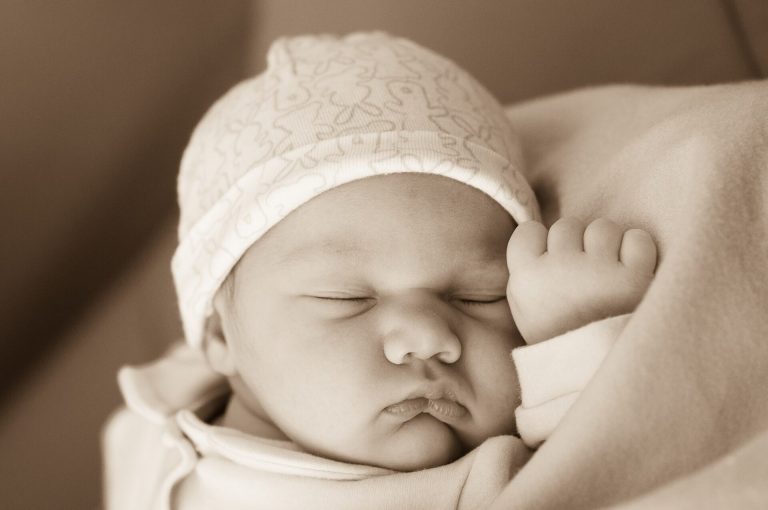 découvrez des conseils et astuces pratiques pour encourager l’autonomie de votre bébé au quotidien. apprenez comment favoriser son développement en respectant son rythme et son bien-être.